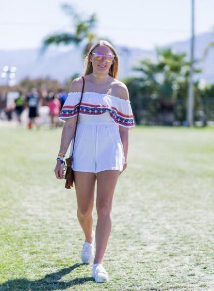 白鞋配什么裤子和上衣