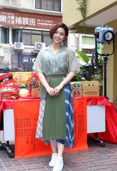 白鞋配什么裤子和上衣