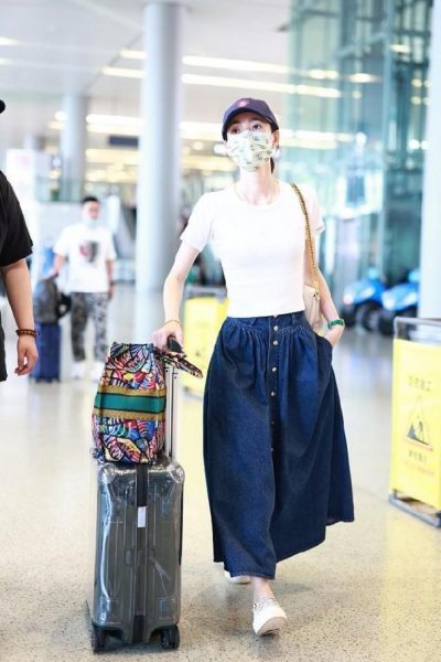 白鞋配什么裤子和上衣