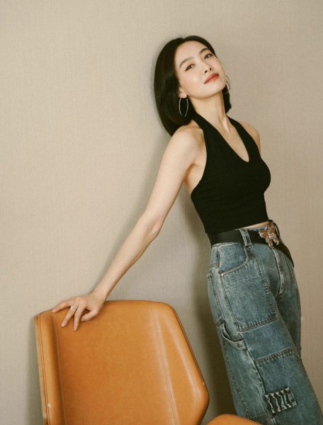 黑色衣服搭配什么裤子好看