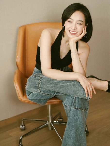 黑色衣服搭配什么裤子好看