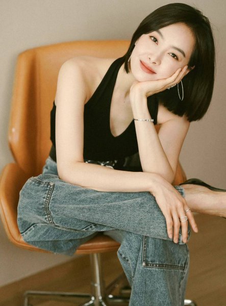 黑色衣服搭配什么裤子好看