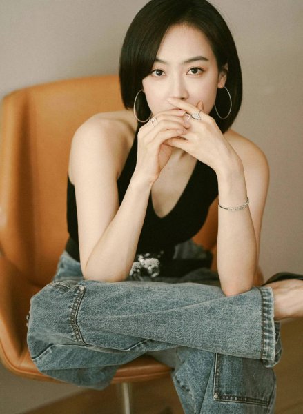 黑色衣服搭配什么裤子好看