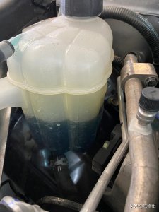 冷却液不足还能开吗 汽车发动机冷却液不足能继续开吗