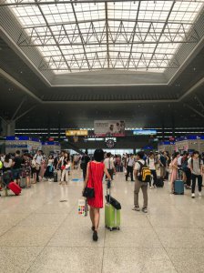 高铁靠窗的位置字母是什么 高铁买票时哪个字母代表靠窗户