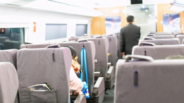 高铁靠窗的位置字母是什么