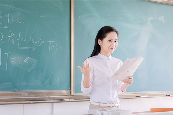 老师退休工资一个月多少钱