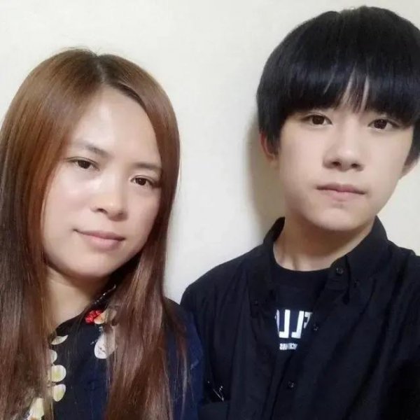 易烊千玺父母是谁