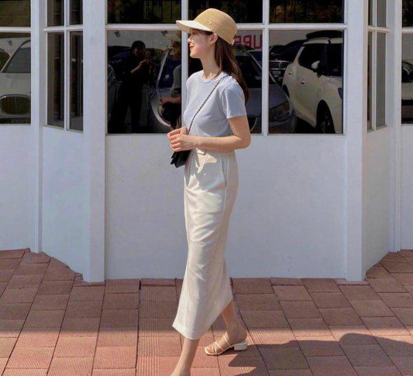 米色裙子配什么颜色上衣好看图片