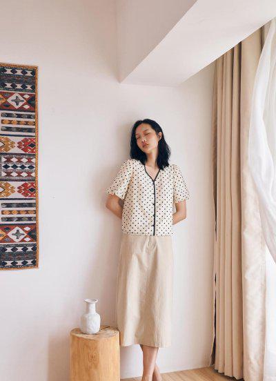 米色裙子配什么颜色上衣好看图片