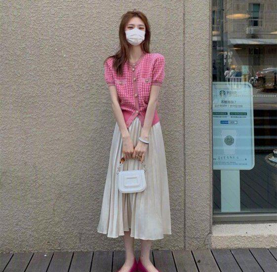 米色裙子配什么颜色上衣好看图片