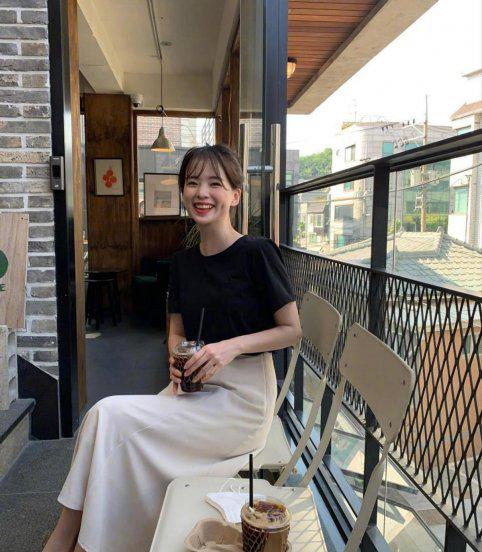 米色裙子配什么颜色上衣好看图片