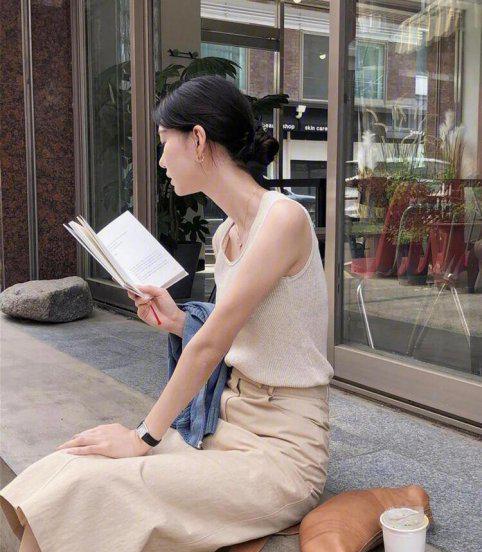 米色裙子配什么颜色上衣好看图片