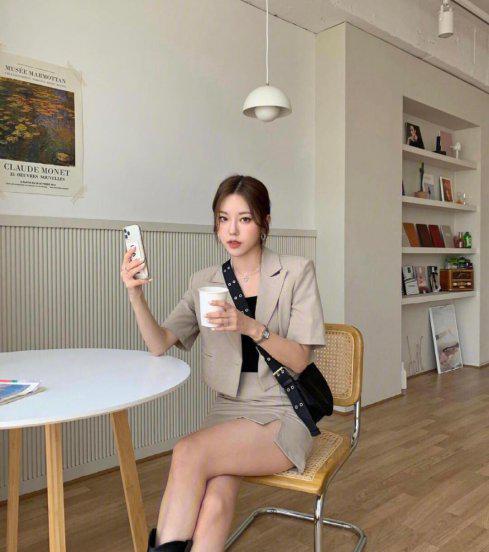 米色裙子配什么颜色上衣好看图片