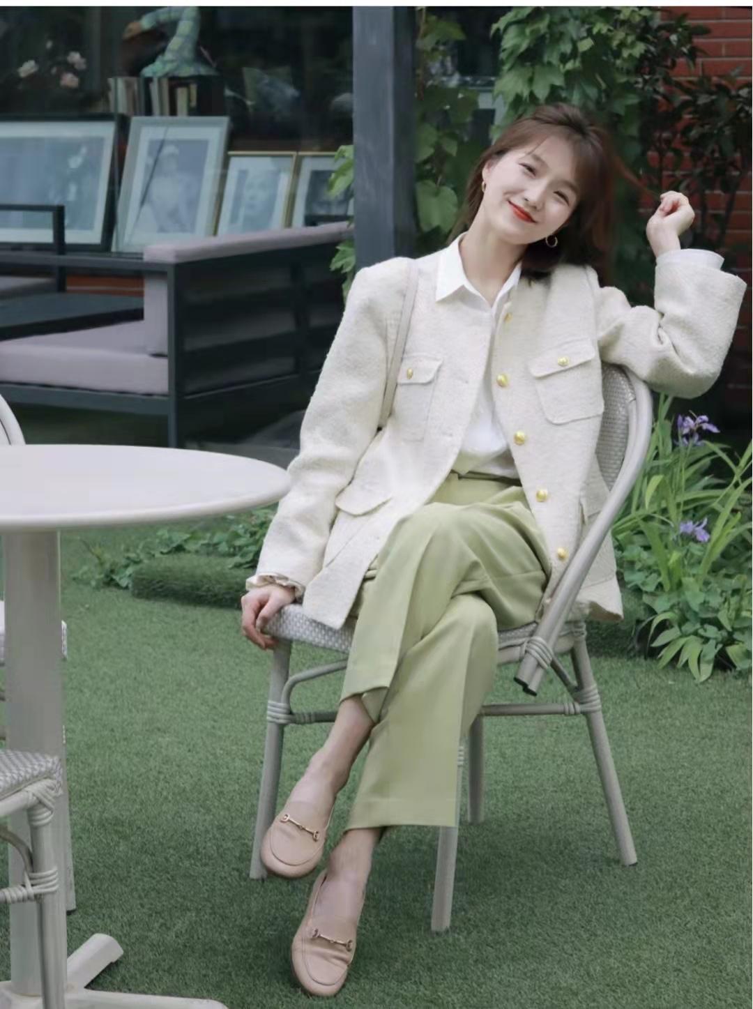 绿色裤子配什么颜色t恤好看图片