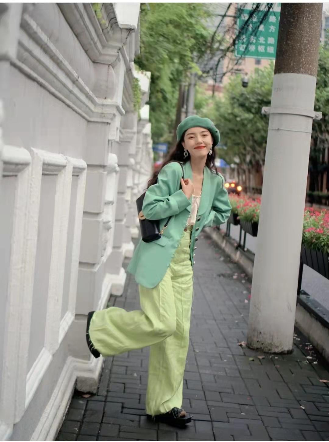 绿色裤子配什么颜色t恤好看图片