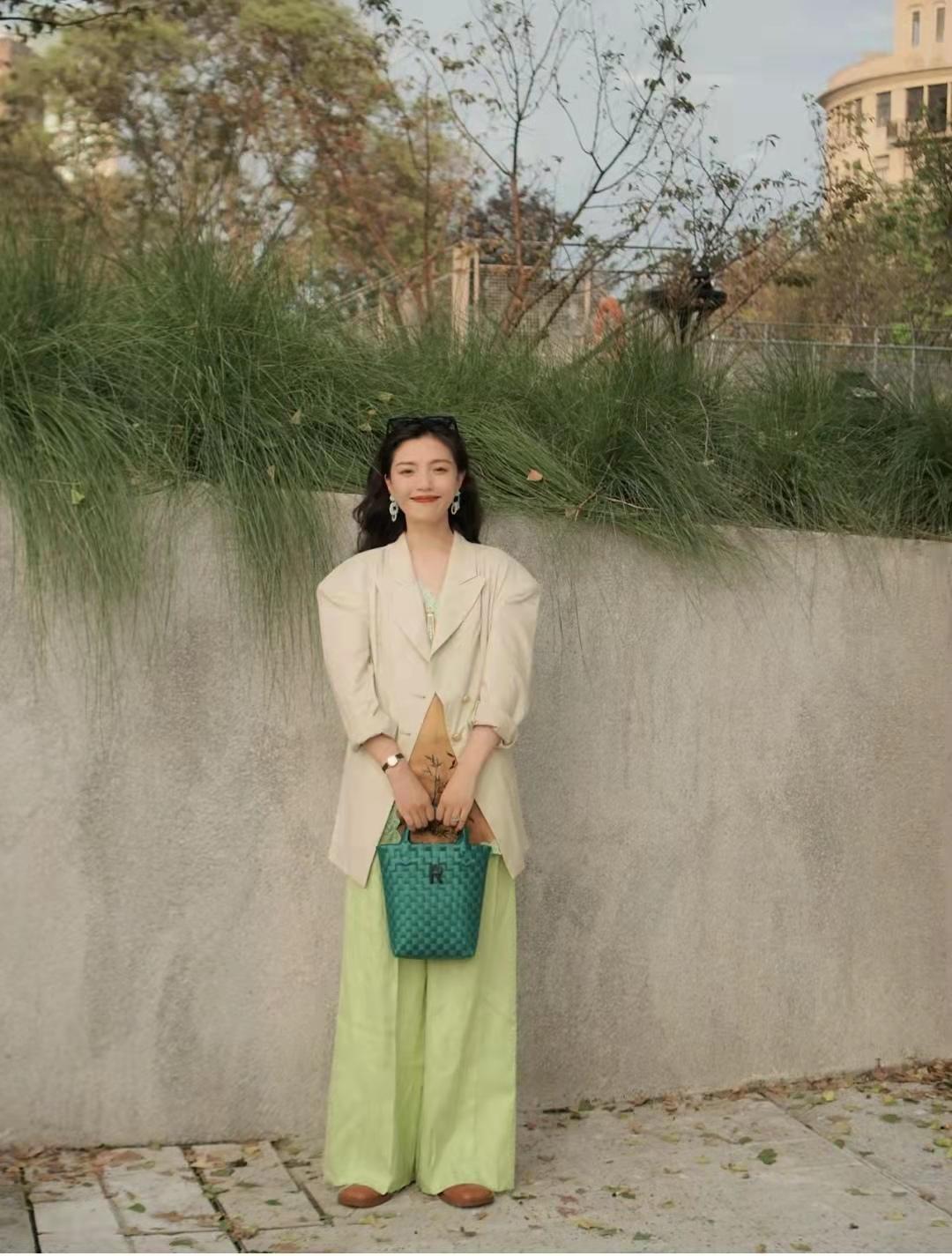 绿色裤子配什么颜色t恤好看图片