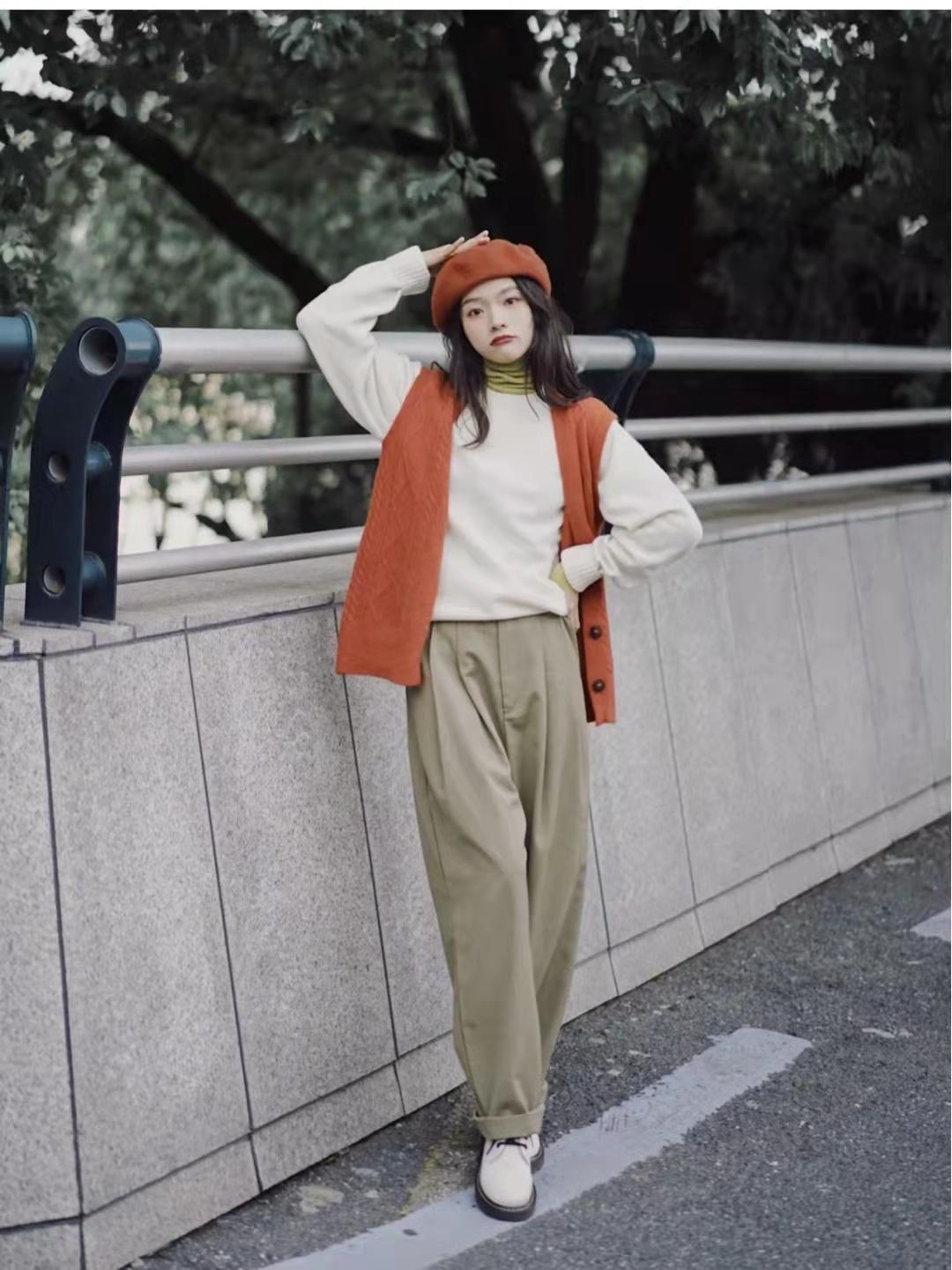 绿色裤子配什么颜色t恤好看图片