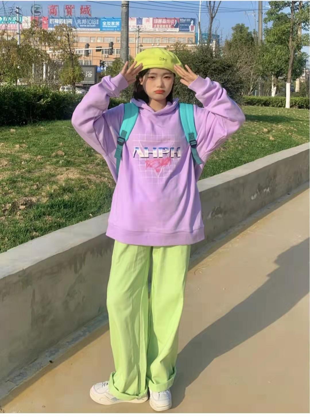 绿色裤子配什么颜色t恤好看图片