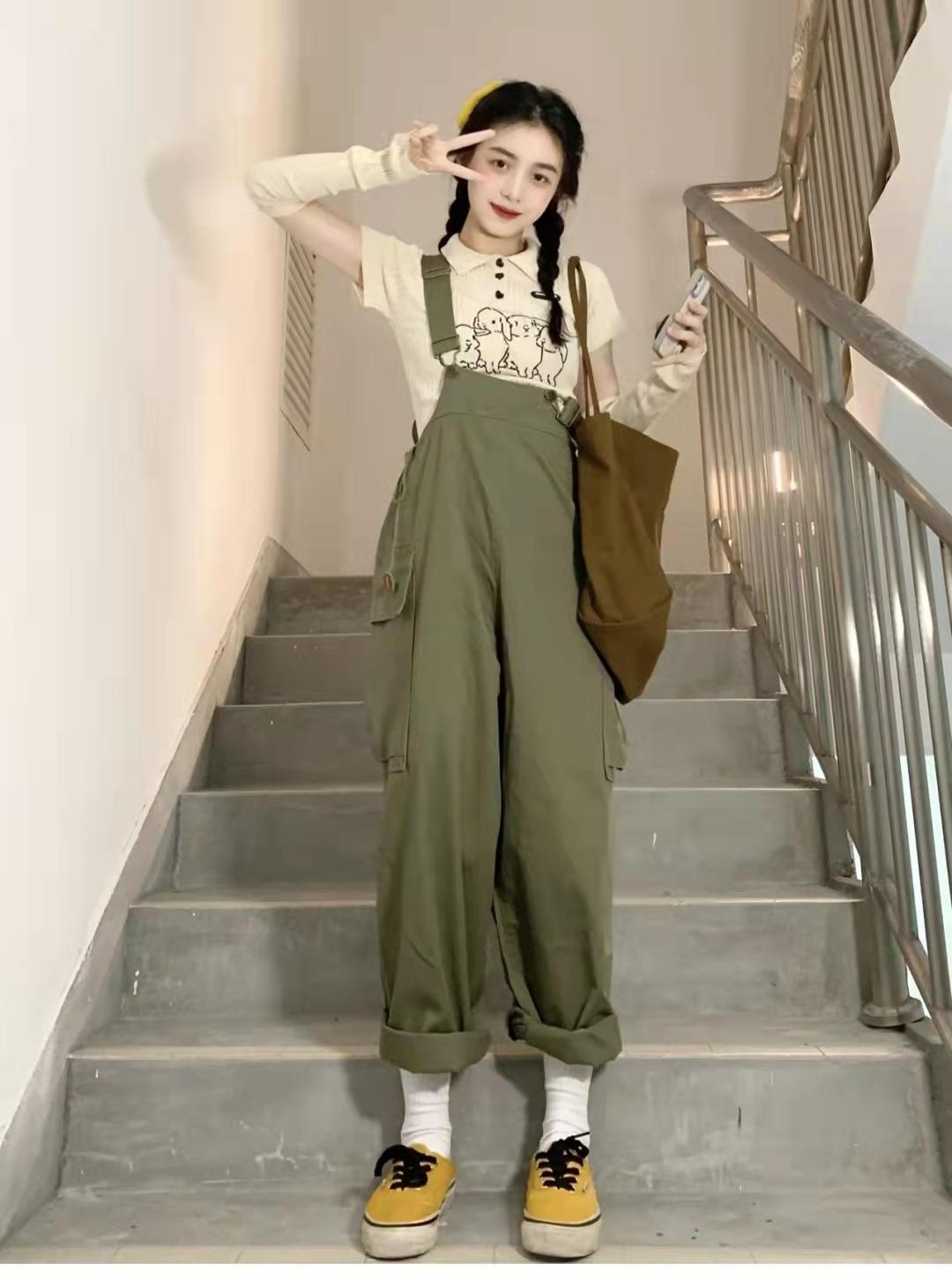 绿色裤子配什么颜色t恤好看图片