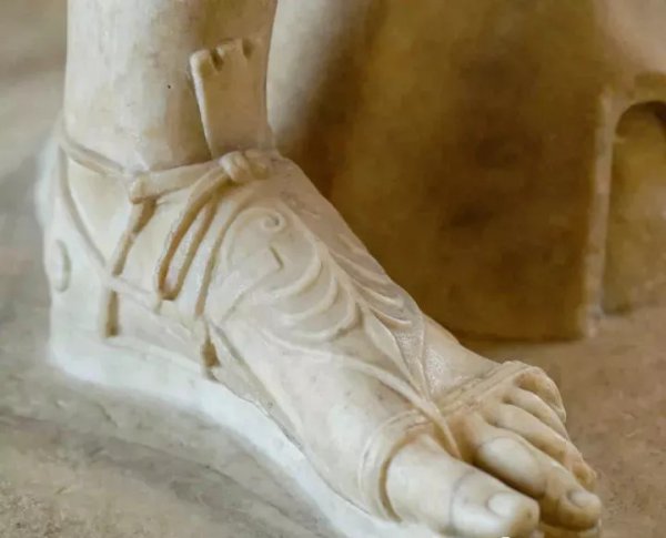 第二个脚趾头比第一个长的寓意