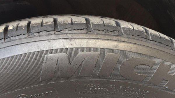 轮胎裂纹到什么程度可以换