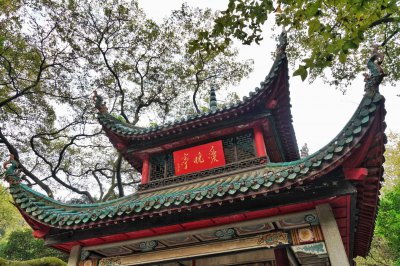 岳麓山的亭子叫什么 位于湖南省长沙市岳麓山的爱晚亭