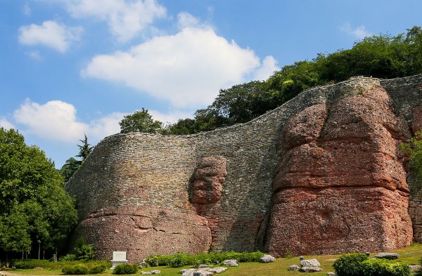 六朝古都之称的城市是