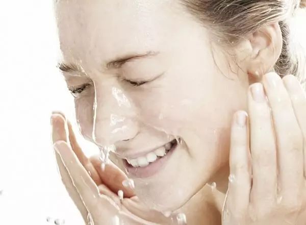 用了补水面膜之后要用水洗吗