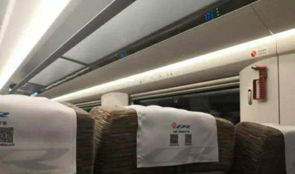 高铁靠窗位置是f和d吗