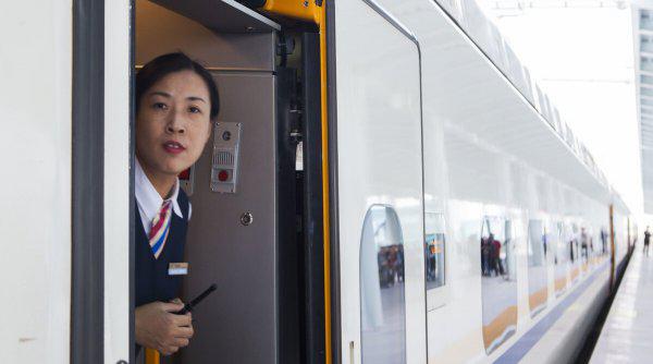 高铁靠窗位置是f和d吗