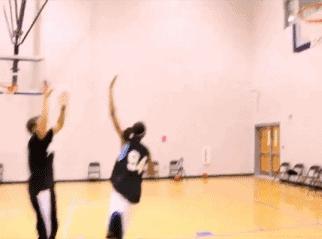 三步上篮走两步能停吗