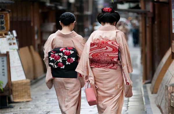 日本和服背后的小包有什么用