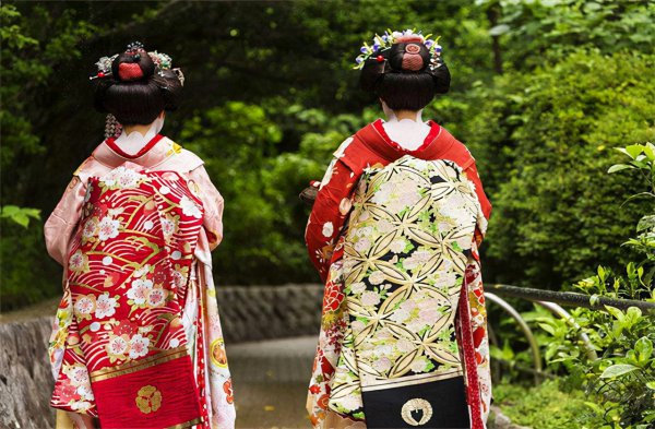 日本和服背后的小包有什么用