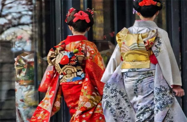 日本和服背后的小包有什么用