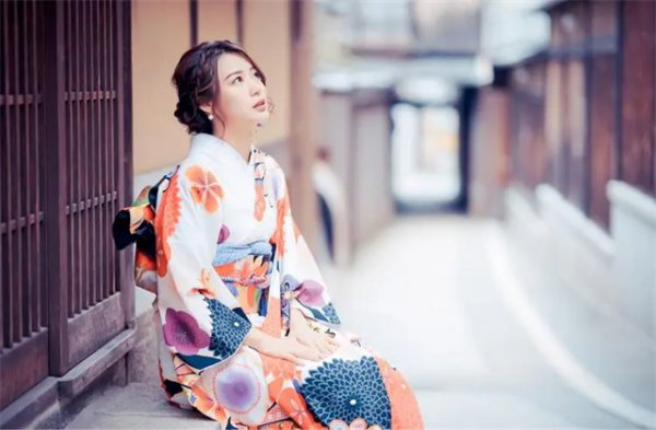 日本和服背后的小包有什么用