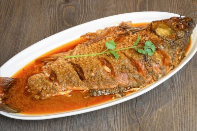 炖鱼放什么调料好吃 炖鱼放白酒和甜面酱味道鲜美的做法