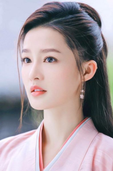 和李沁长得像的女明星