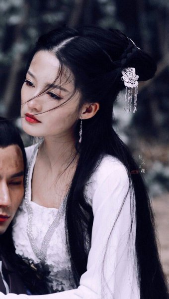 和李沁长得像的女明星