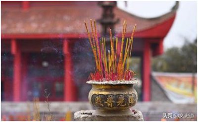 礼佛上香的正确姿势及礼仪 拜佛烧香为什么基本是三根香