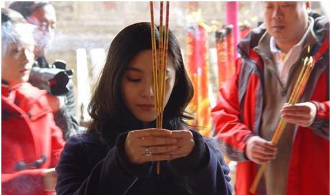 礼佛上香的正确姿势及礼仪