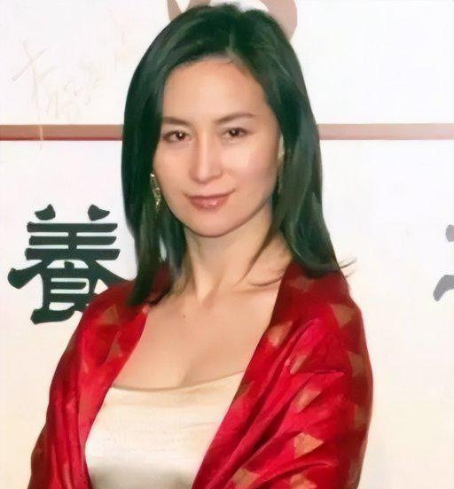 何超琼为陈百强扶棺争议