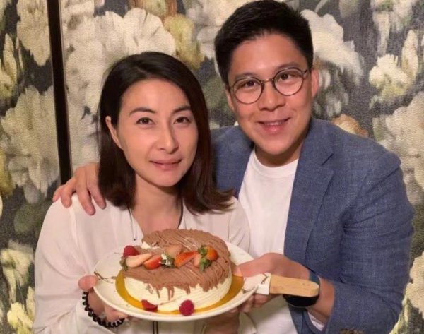 郭晶晶比霍启刚大几岁