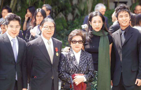 郭晶晶比霍启刚大几岁