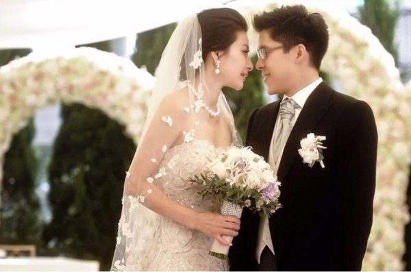 郭晶晶比霍启刚大几岁