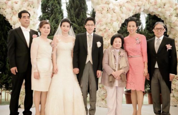 郭晶晶比霍启刚大几岁