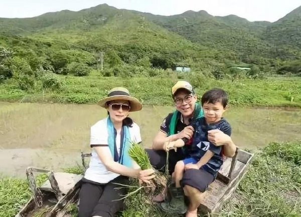 郭晶晶比霍启刚大几岁