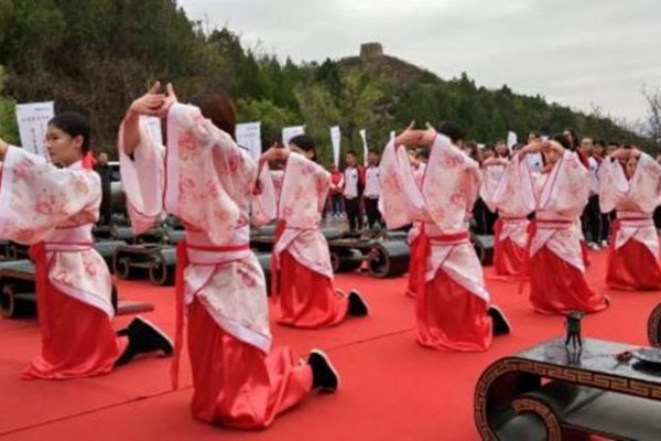 三叩九拜标准姿势图解大全