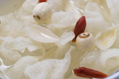 银耳泡好第二天炖行吗 银耳可以泡一晚上第二天煮喝吗