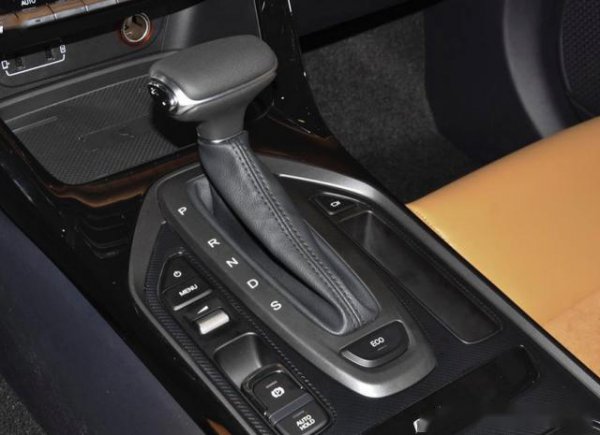 等红绿灯时自动档怎么停车最好